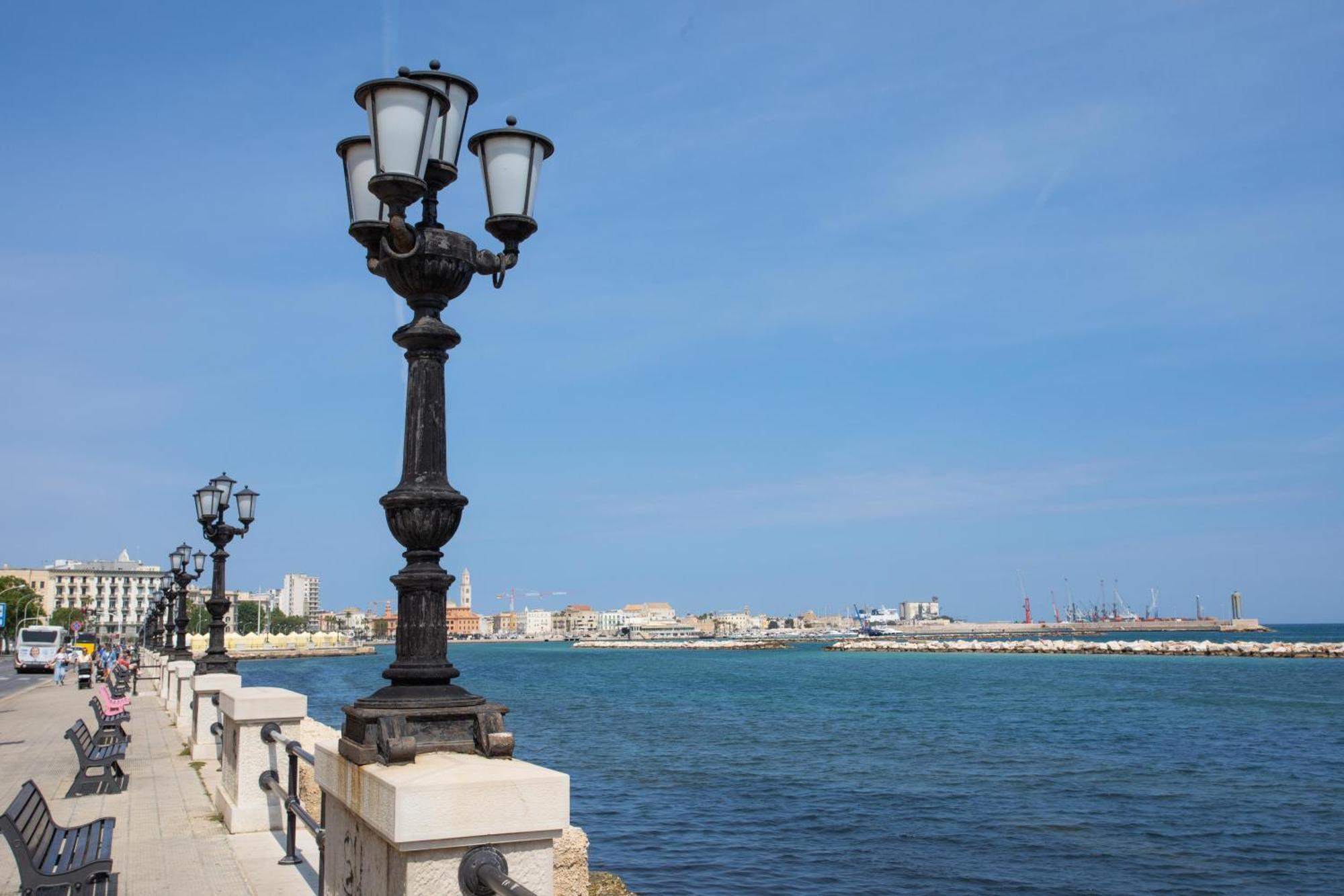 Light - Cattaro 65 * Bari